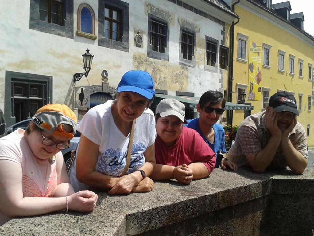 Robko Na výlet som išiel vlakom. Na izbe som bol s Romanom K., Béďom a Patrikom. Boli sme sa prejsť k vode. Boli sme sa kúpať. Na bicykli sme boli. Bol som s Petruškou. Sme robili závody na vode.