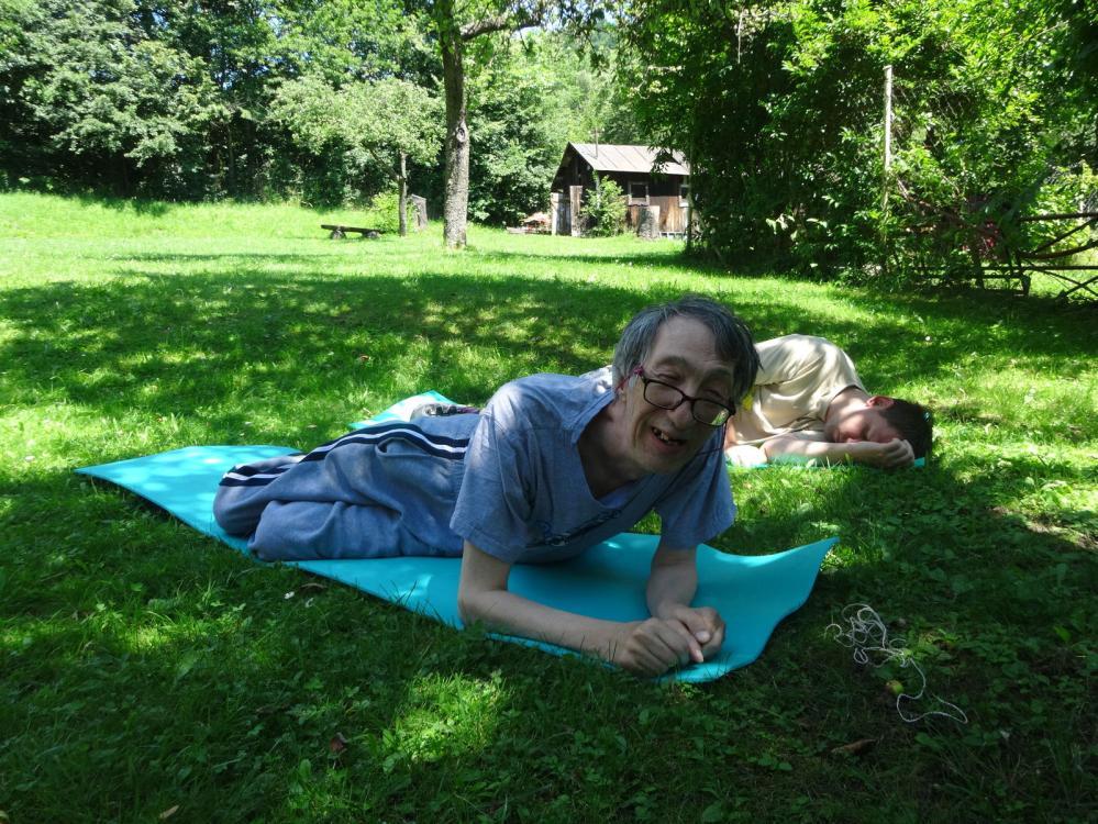 Anička o psíkovi Caesarovi z jej fotiek... o A v lete bude mať 8 šteniat. o Hm a to ten Caesar je muž, či žena? o Muž. o Tak ako môže mať šteniatka? o Normálne, v brušku.