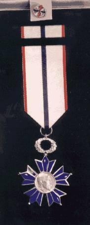 Na rubu hvězdice je medailon s velkým českým státním znakem a opisem VĚRNI ZŮSTANEME. Stejné heslo s portrétem je i na líci hvězd příslušejících k I. a II. třídě řádu. Hvězda I.