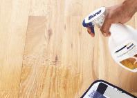 jemnì a efektivnì odstraòuje neèistoty z voskovaných a lakovaných povrchù. Výsledkem je vyživená èistá podlaha.