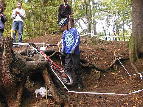 Březová vol. 2 O tomto víkendu 2.10.2004 se konala předposlední soutěž Triglav mistrovství ČR v biketrialu. Letos již podruhé zavítal biketrial do známé lokace a to do Březové u Sokolova.