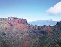 Stále činný vulkán Piton de la Fournaise vytvořil kolem členitá údolí a fascinující měsíční krajinu, která zcela kontrastuje se zbytkem stálezeleného ostrova.