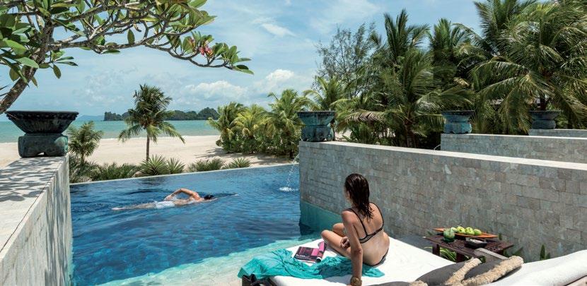 Malajsie Four Seasons Langkawi *****/* Pláž s bílým jemným pískem je ideálním místem pro relaxaci zamilovaných dvojic, unavených dospělých i místem pro hry malých dětí.
