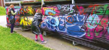 Workshop měl i vzdělávací charakter - z infopanelů se účastníci dozvěděli, jak graffiti vzniklo, co hrozí za nelegální sprejování a kde najdou plochy, na kterých je tvorba graffiti povolená.