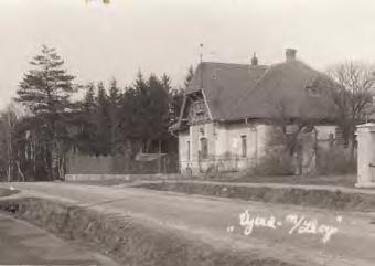 Na snímku z roku 1956 je patrná hlavní silnice (tehdy Pražská) z betonových panelů. Asfaltový povrch dostala až v 70. letech minulého století.