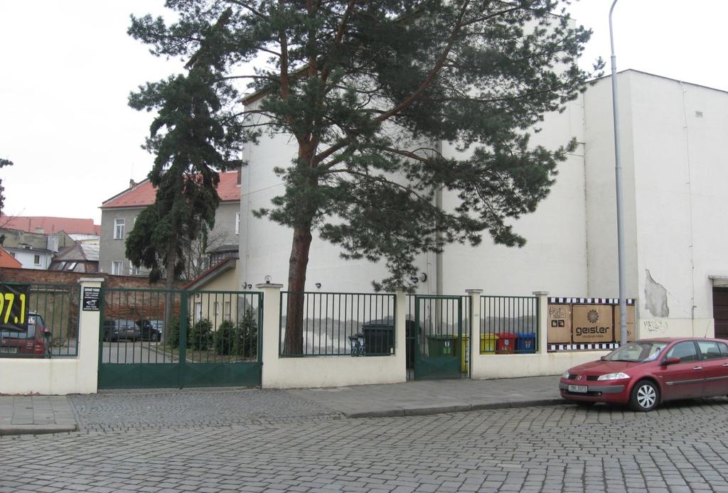 5.1.1 Obvodová ochrana K objektu je v zadní části připojen dvůr, který slouží především pro parkování zaměstnanců kina. Proto je třeba se zabývat i obvodovou (perimetrickou) ochranou.