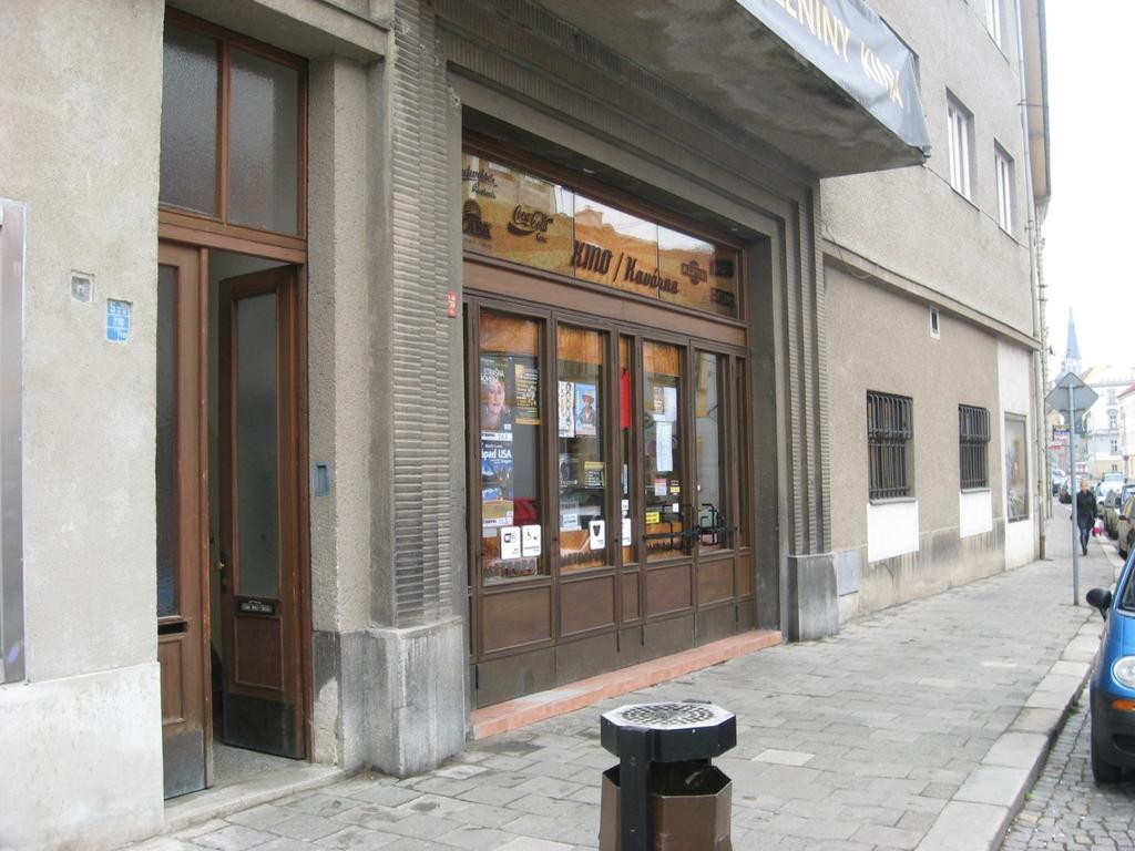 z ulice Zámečnická. Hlavní vchod je tvořen dvoukřídlými, dřevěnými dveřmi, které jsou prosklené.