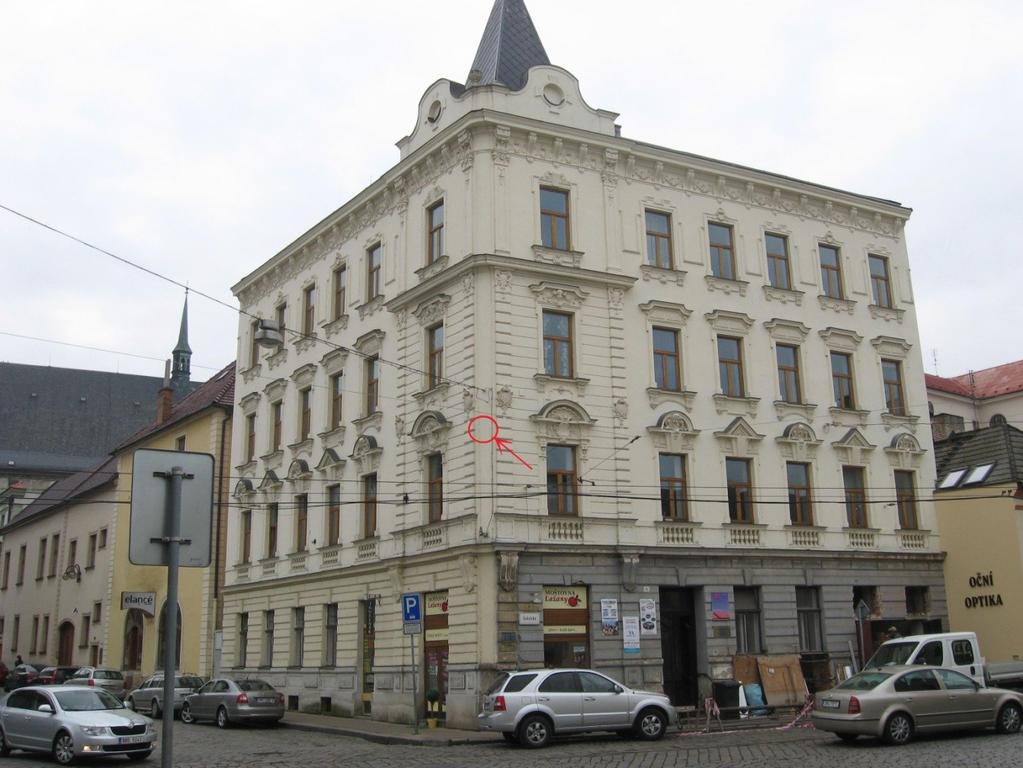 Pro tento účel se zakoupí venkovní IP kamera AVM 565 od firmy AVTECH, která se umístí na roh protějšího domu, do výšky přibližně 5 metrů, jak je znázorňuje červené kolečko s šipkou na obrázku 11.
