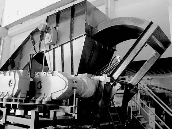 Zkušenosti a novinky z oblasti zařízení pro zpracování paliv z tuhých odpadů Historie dodávek technologií pro výrobu alternativních paliv z tuhých odpadů v České republice začala pro firmu UNIKASSET,