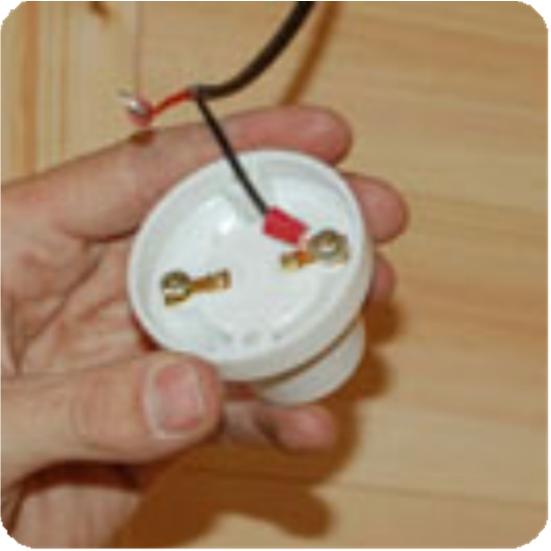 Regulátor nabíjania pripevnite na stenu, čo najbližšie k batérii uistite sa, že máte dostatok miesta na káble, pre pripojenie zariadenia k systému.