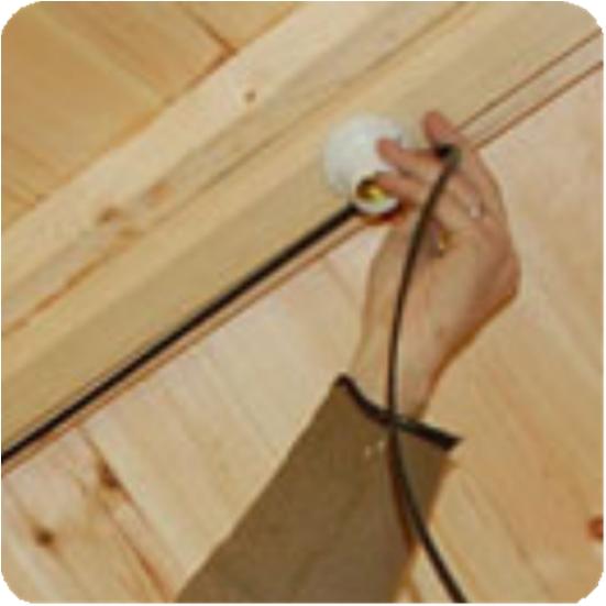 Zatočte dokopy záporný kábel zo solárneho panela a záporný svetelného spínača a na koniec nasaďte konektor alebo káblové závislosti od toho aký typ