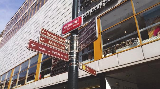 Na mnoha místech navíc kvalitní navigace chybí úplně. Moderní metropole pracují s jednotným a přehledným systémem pro celé aglomerace a touto cestou chce jít i Praha.