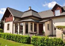 záhrada, terasa, kombinované kúrenie, podlahová plocha 275 m 2.