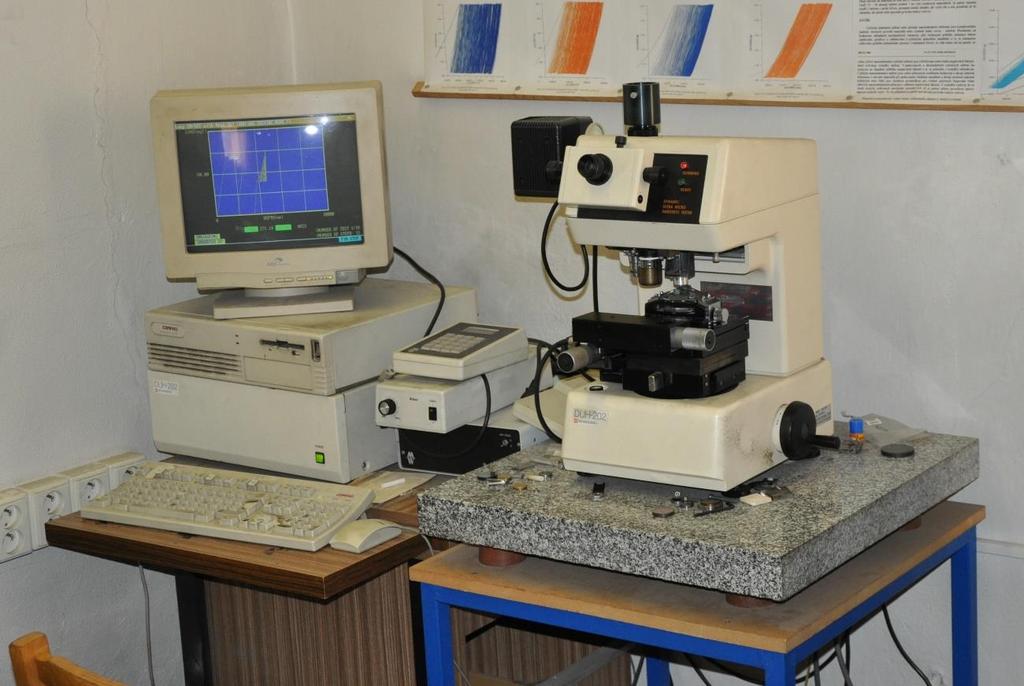 7.1. Nanoindentor Shimadzu DUH 202 Experiment je prováděn na přístroji Shimadzu DUH 202. Shimadzu DUH 202 je nanoindentor, který se skládá ze tří hlavních částí.