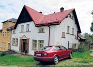 klidném místě v Náchodě. Dům je částečně zařízený a má příjemný interiér. Podkroví je vhodné k vestavbě. Pozemek má výměru 407 m 2.