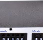 Dekády splňují DKD, TÜF, IEC 1010-1 a CE.