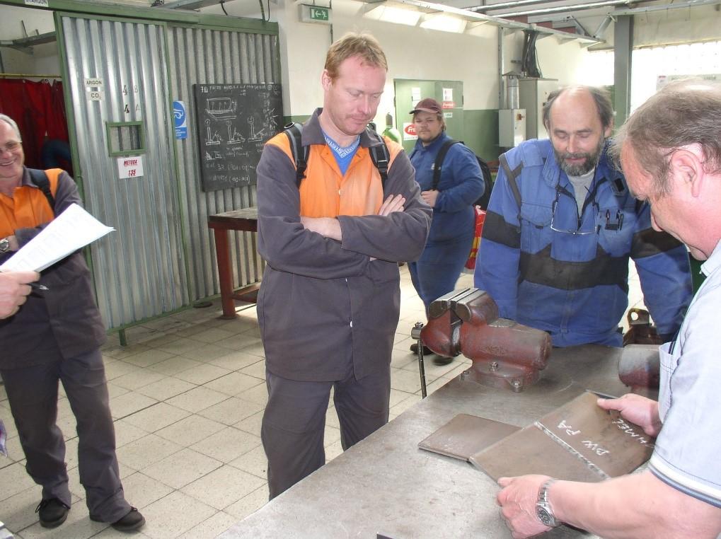 Vzhledem k nedostatečnému financování školy a z toho vyplývajícího nedostatečného zabezpečení PV (materiálem, nářadím a technologiemi) si musí úsek vypomáhat právě podílem na výrobní programech