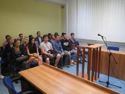 materiály a výrobky, stavební stroje. Žáci zhlédli soutěž a praktické ukázky stavebních řemesel.