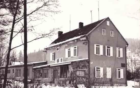 p. 7 dobývána železná ruda, avšak jinak zůstala někdejší obec jaksi ve skrytu jiných míst, kde hornická činnost výrazně dominovala. Celkový záběr na Lužec (30. léta 20.