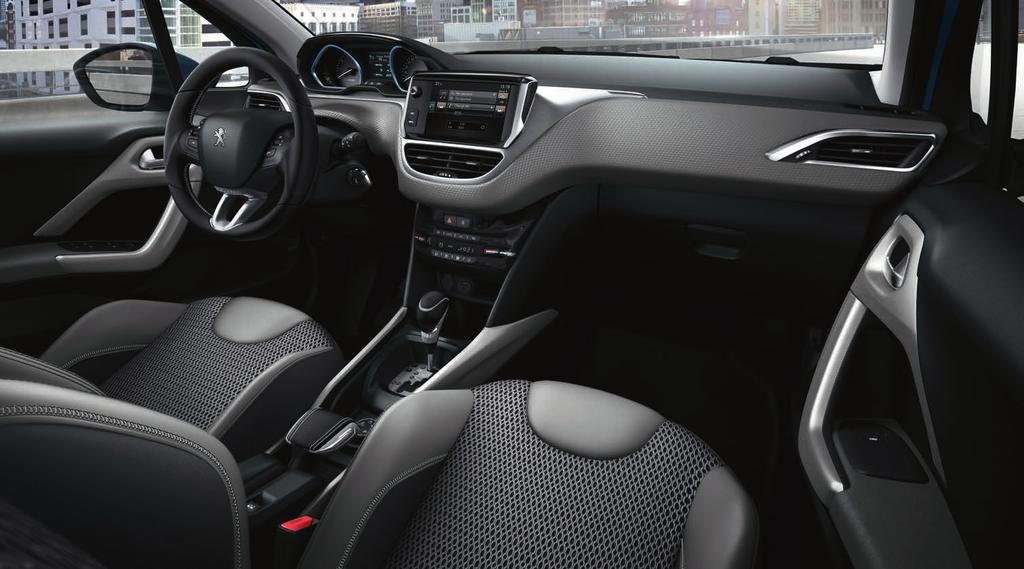 materiálů. Pohodlně usazeni na svém sedadle v příjemně osvětlené kabině můžete obdivovat preciznost PEUGEOT i-cockpitu.