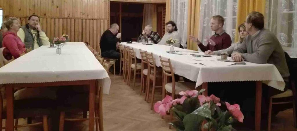 - Byl schválen převod finančních prostředků mezi účty ve výši 1 mil. Kč. 3. Odkup pozemků - Byl schválen odkup pozemku od realitní kanceláře a p. S., jedná se o 69 m2 na p.
