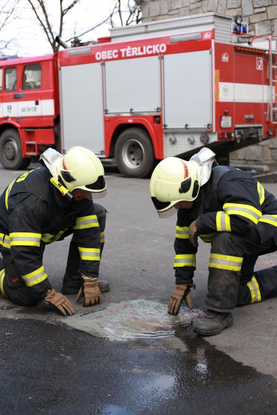 TĚSNICÍ PROSTŘEDKY UCPÁVKY V oblasti těsnicích prostředků nabízíme těsnicí tmely pro zajištění proražených obalů, těsnicí jednorázové kanalizační ucpávky pro 100% zajištění vpusti a