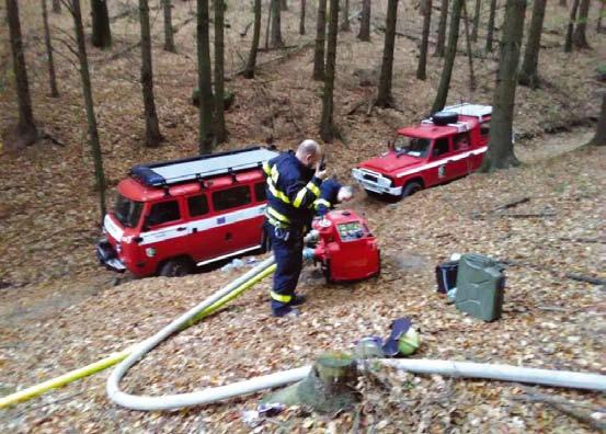 Hasičárna bez hadic Jednotka hasičů Hřensko vyjíždí k požáru lesa za Mezní Loukou v těžko přístupném terénu na kopec Karlsberg.