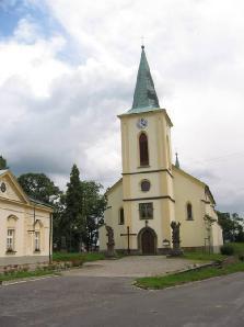obdélnou návsí obklopenou usedlostmi, s pravidelnou strukturou pozdně lokační zástavby s výjimkou lokality mezi dvěma komunikacemi na západním okraji sídla, která je hustě zastavěná, organicky rostlá.