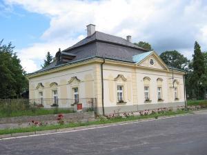 Při komunikaci III/3058 východně od Dolního Jelení leží drobné sídlo Rousínov, čistě obytné, s pravidelnou ulicovou strukturou zastavění.