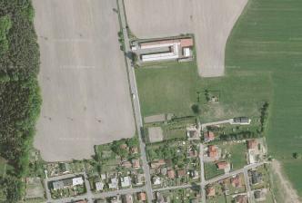 Od hranice lesa je okraj zastavitelné plochy vymezen tak, aby zástavba nebyla ohrožena případným pádem stromů (respektuje OP lesa resp. min. vzdálenost zástavby 25m od hranice lesa).