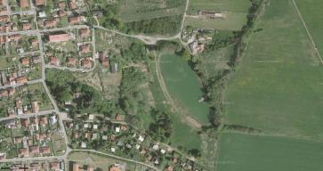 Plocha přestavby P06 zahrnuje areál koupaliště na východní okraji zástavby města Horní Jelení.