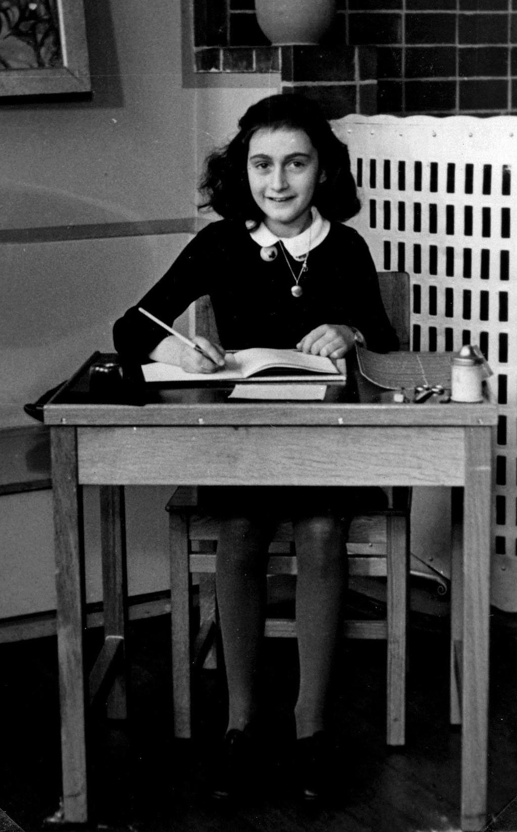 HOLOKAUST V LITERATUŘE vymezení pojmů a historické souvislosti, rozdělení typů oa literatury životy