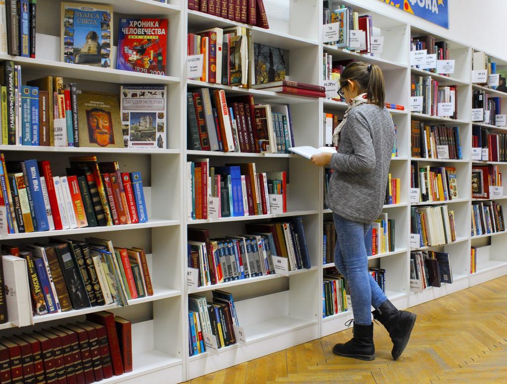 EXKURZE V KNIHOVNĚ seznámení s knihovnou, její historií a funkcí služby knihovny orientace ve fondu on-line katalog a jak v něm