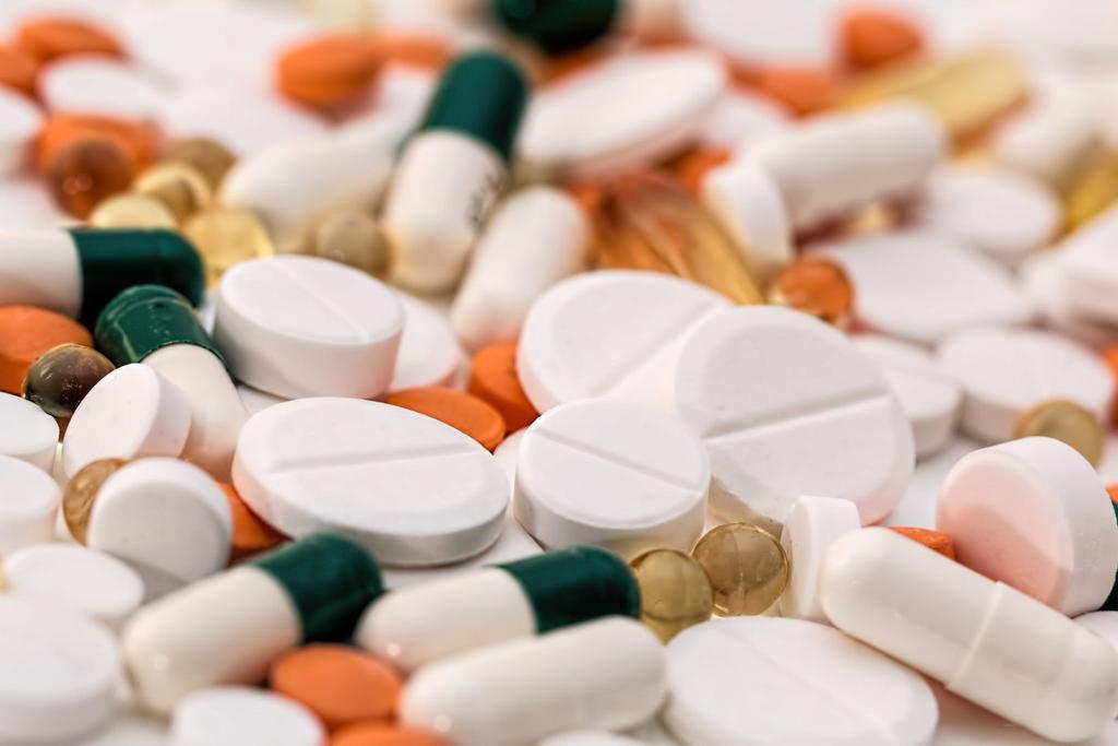SMRTÍCÍ MEDICÍNA vymezení pojmů, zařazení do reálných problémů očkování, hormony, hormonální antikoncepce,