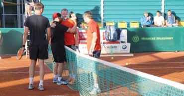 PROSTĚJOV Tenisový turnaj neregistrovaných Prostějov Cup je sice amatérským kláním pro hráče a hráčky mimo oficiální soutěže, ale svým celkovým zajištěním i zápasovou kvalitou v závěrečných kolech se