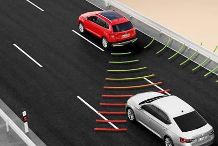 Na základe vzdialenosti a rýchlosti okolitých automobilov upozorňuje vodiča a