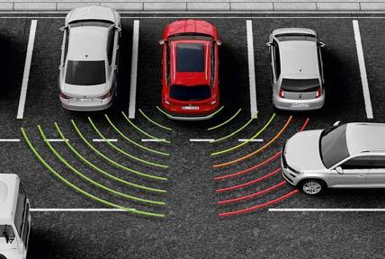Automaticky vyberie vhodné parkovacie miesto v rade pozdĺžne alebo kolmo parkujúcich