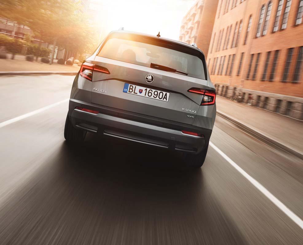 EXTERIÉR 4 INTERIÉR 10 KONEKTIVITA 14 SIMPLY CLEVER 18 BATOŽINOVÝ PRIESTOR 24 KOMFORT 28 BEZPEČNOSŤ 32 VÝKON 38 PRISPÔSOBENIE 42 TECHNICKÉ ÚDAJE 54 ŠKODA ORIGINÁLNE PRÍSLUŠENSTVO 56 KAROQ je okrem