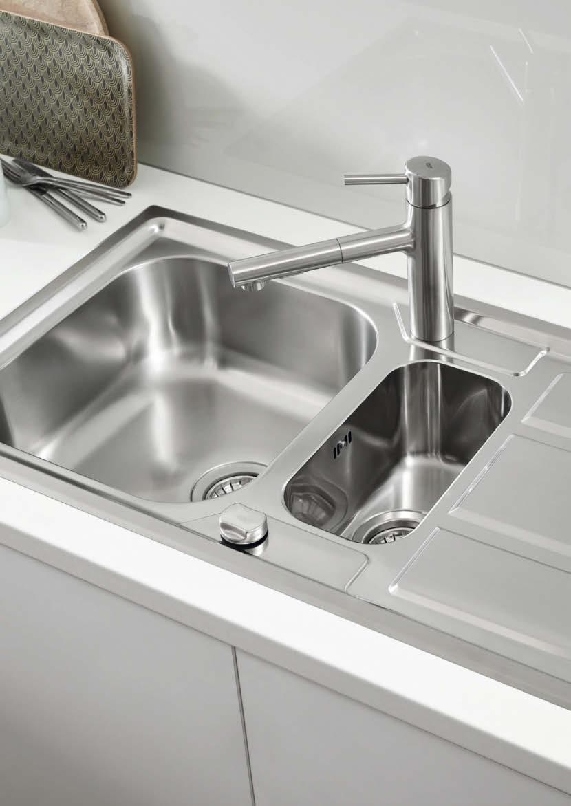 KUCHYNĚ GROHE KUCHYŇSKÉ DŘEZY ŘADA K400+ novinka ŘADA GROHE K400+ 31 129 DC1 Dřezová baterie, střední vy pusť s vytahovací duální sprchou Kuchyňské dřezy GROHE řady K400+ jsou vyrobeny z nerezové