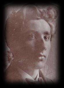 Poté jsme zamířili k hlavnímu kříži a u cestičky leží hrob bratrů Klimešů, kde je také Stanislav Klimeš, který v roce 1921 vede v Zábřehu druhý oddíl skautů a v měsíci květnu 1921, pak utone společně
