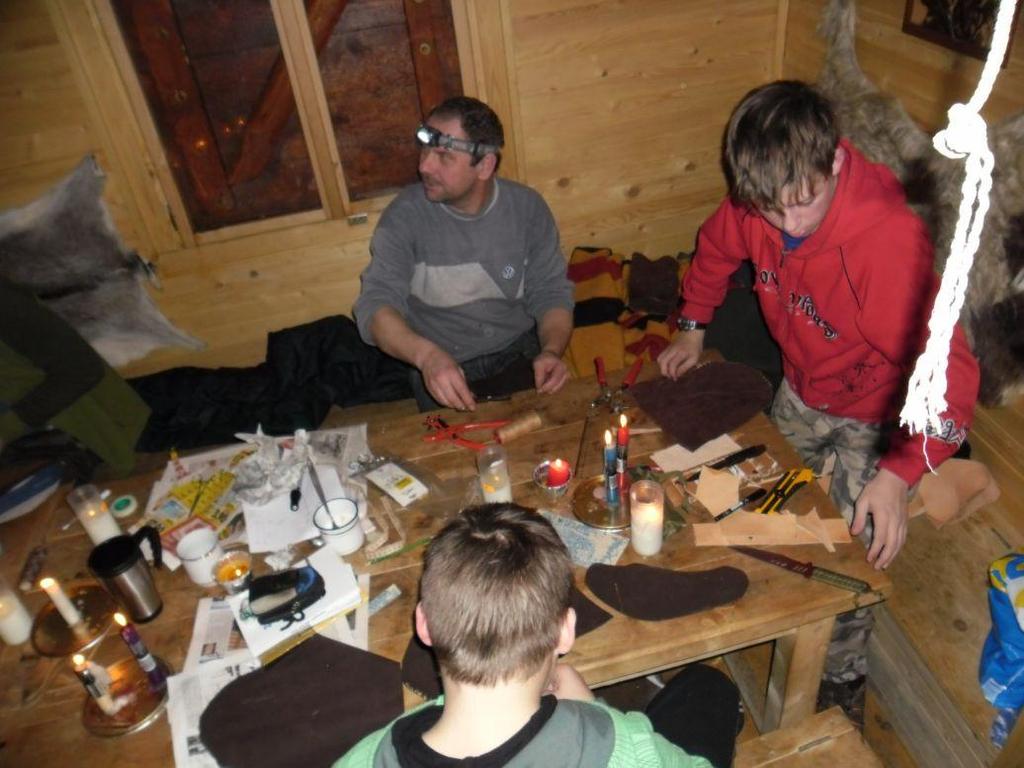 Mezitím Ajagu se Syslem dokončili oběd a my jsme se výborně najedli. Po obědě šaman Mičkinikwa poutavě vyprávěl obsah filmu Stráţce snů a jednu indiánskou legendu.
