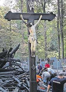 května, ale až do vyhlášení rozsudku zůstane veřejnosti skryto. Jednomu zúdajných žhářů totiž v době činu ještě nebylo osmnáct let. Do narozenin mu scházel pouhý den.