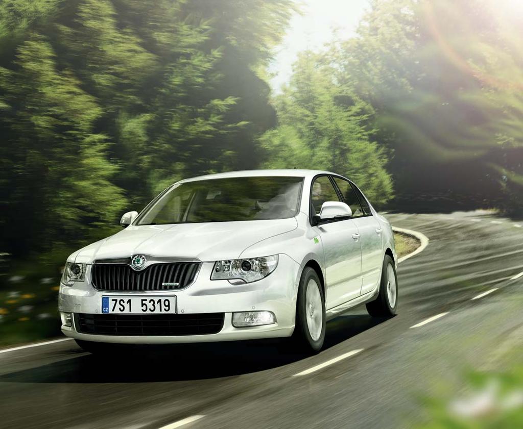 Cesta směrem k budoucnosti: ŠKODA Superb GreenLine. Vozy řady GreenLine jsou výsledkem našeho úsilí neustále snižovat emise CO 2.