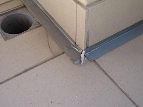 8 mm, lepící vrstva s hydroizolační funkcí tl. cca 5 mm (vlhká), podkladní a spádová vrstva z prostého betonu tl.