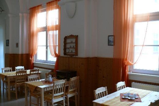 Sdělení o přijetí žádosti o umístění do Domova pro seniory Plaveč a o zařazení do přehledu žadatelů je po jednání komise oznámeno žadateli písemnou formou.