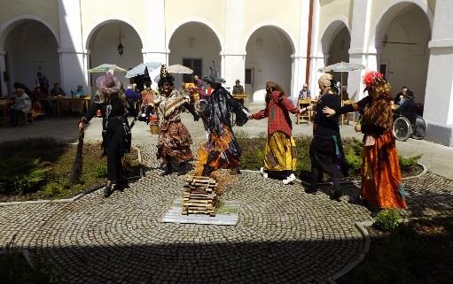V roce 2016 byly uživatelům nabízeny tyto aktivizační činnosti: BĚŽNÉ KAŽDODENNÍ SEBEOBSLUŽNÉ AKTIVITY podpora soběstačnosti při hygieně (individuální aktivita) podpora samostatného oblékání