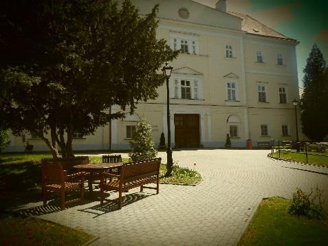 POPIS ZAŘÍZENÍ Domov pro seniory Plaveč se nachází v údolí řeky Jevišovky, uprostřed obce Plaveč, která je vzdálená od okresního města Znojma pouhých 11 km.
