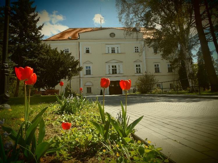 Budova Podzámčí poskytovaná sociální služba Domov pro seniory Budova je bezbariérová a moderně vybavená po rekonstrukci od roku 2009. Skládá se z přízemí a jednoho patra.