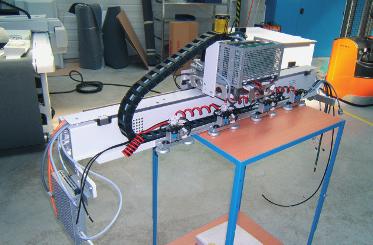 Svět tisku 05/2008 51 Technologie Desky a traverzy řezacího stroje se před další montáží lakují.