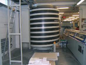 Praxe Svět tisku 05/2008 86 Sušicí věž prodlužuje dráhu o 45 m Linka končí stohovačem charakterizoval Tomáš Roman spolupráci s dodavatelem. Na konci linky je umístěn automatický vykladač a stohovač.